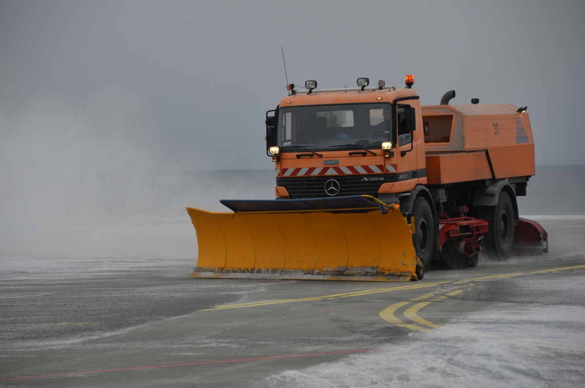 Brøytebil klargjør taxebanen på Narvik lufthavn.
