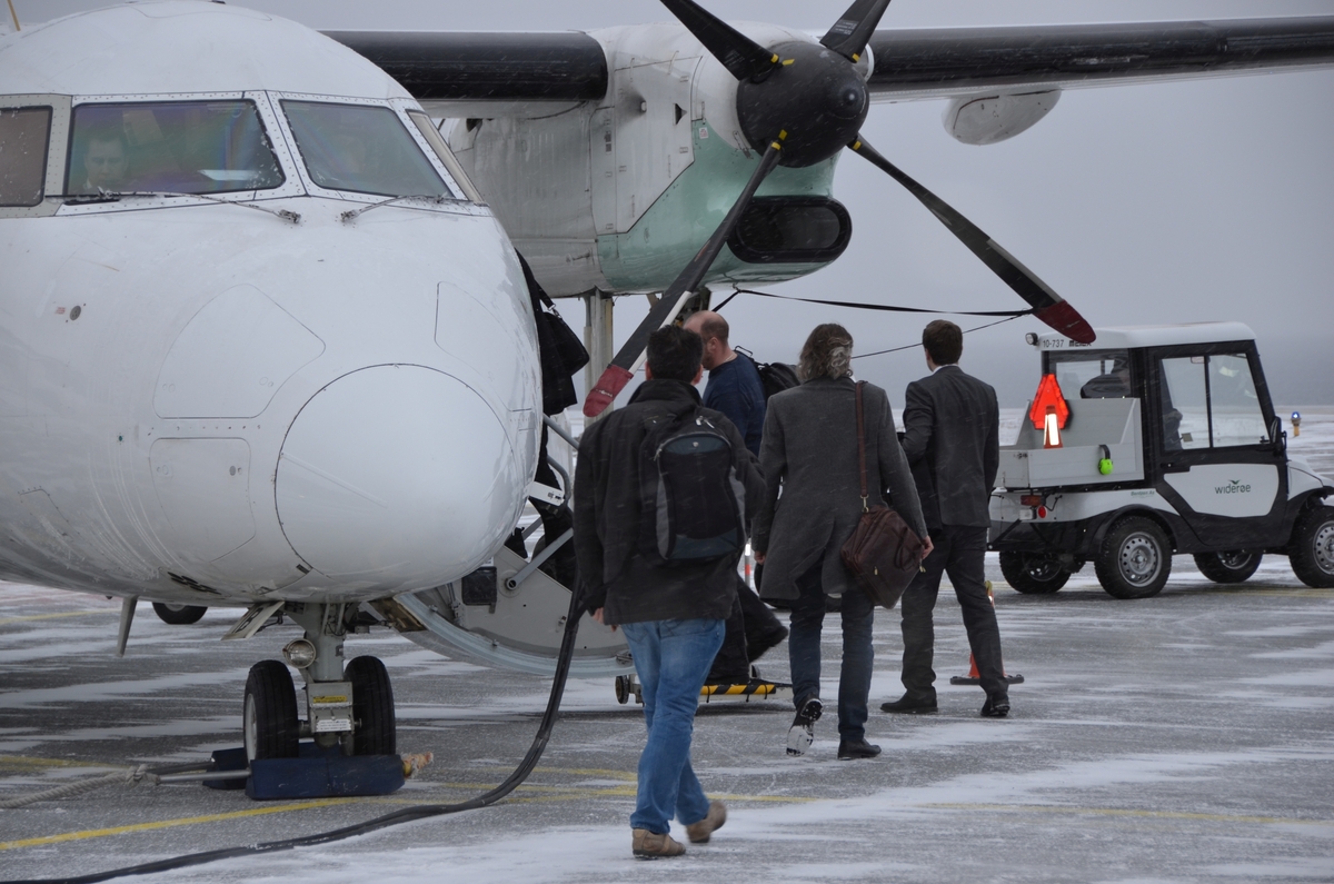 Ombordstigning i et av Widerøes Dash 8-103 på Narvik lufthavn.