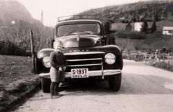 Ein 1951-52 modell Volvo drosjebil på vegen i Dale i Sunnfjo