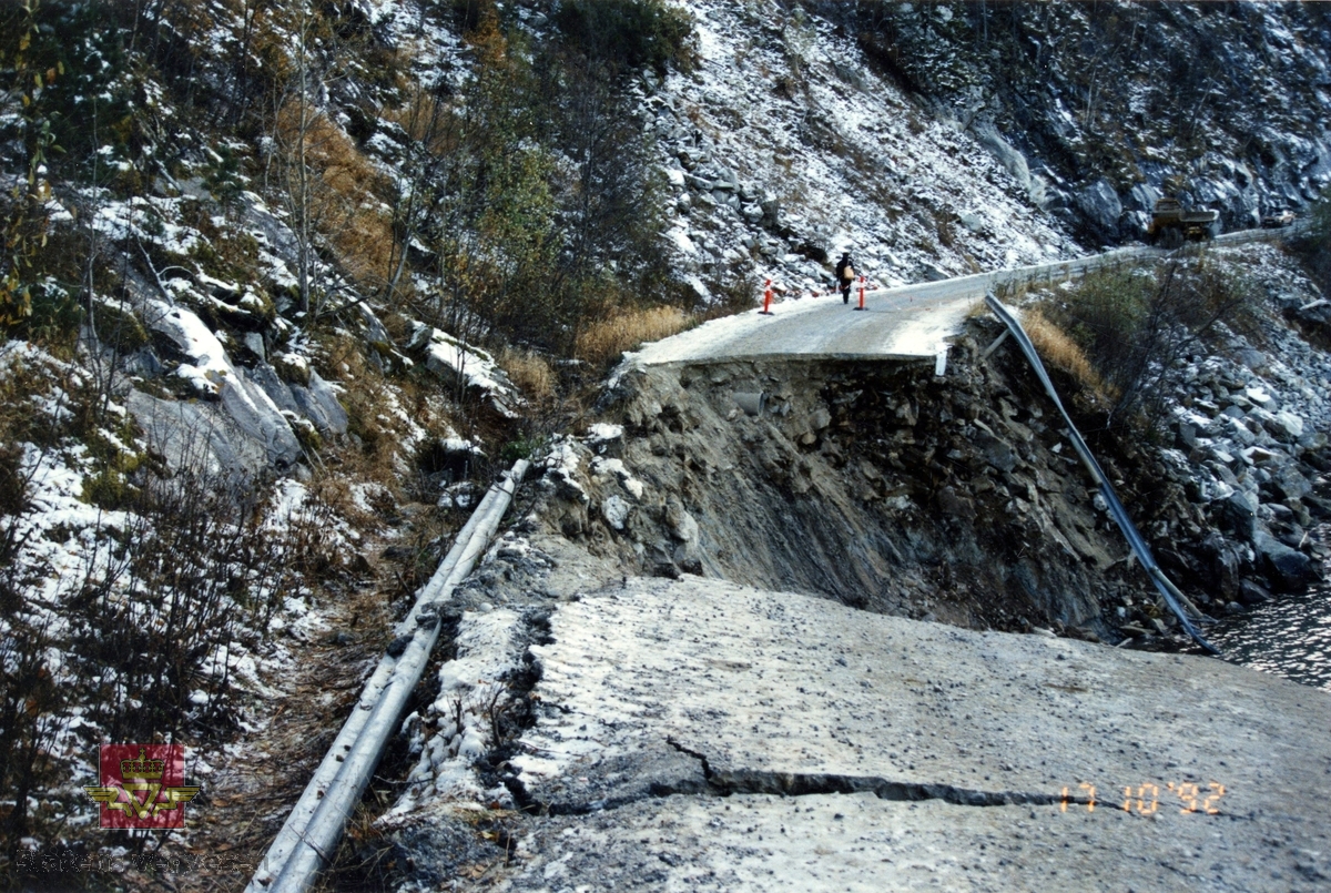 Fylkesveg 01 Heimura, Bindal. 
Ras ved Bindal på Helgeland. Tunnel ble bygd senere.