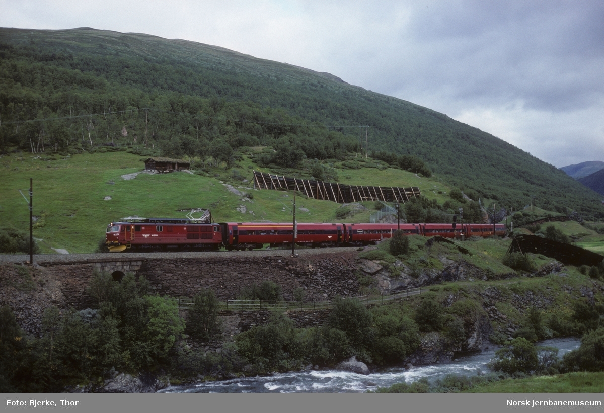 Elektrisk lokomotiv El 14 2174 med sørgående Et 44 "Dovresprinten" ved Kongsvoll