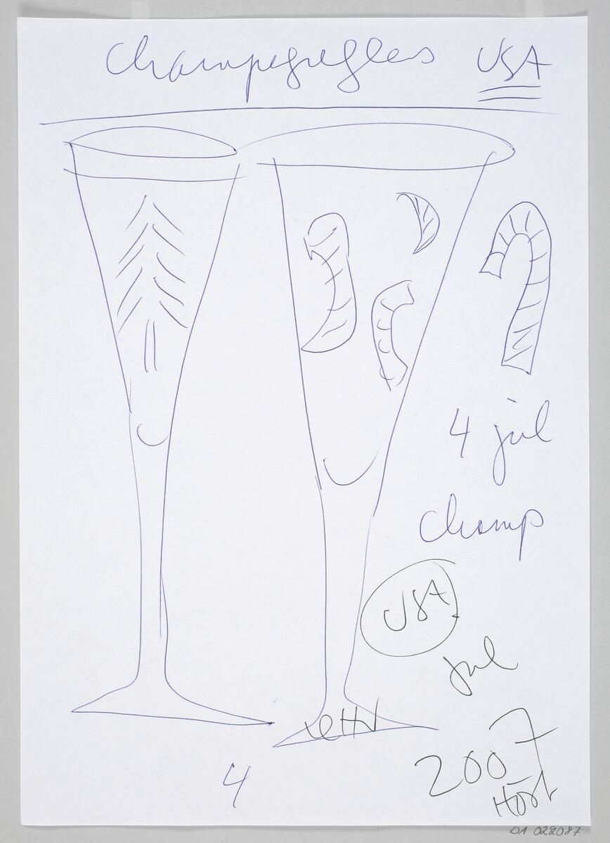 Två champagneglas, ett med en gran och ett med tre randiga former. En randig form brevid glaset som liknar en polkagriskäpp.