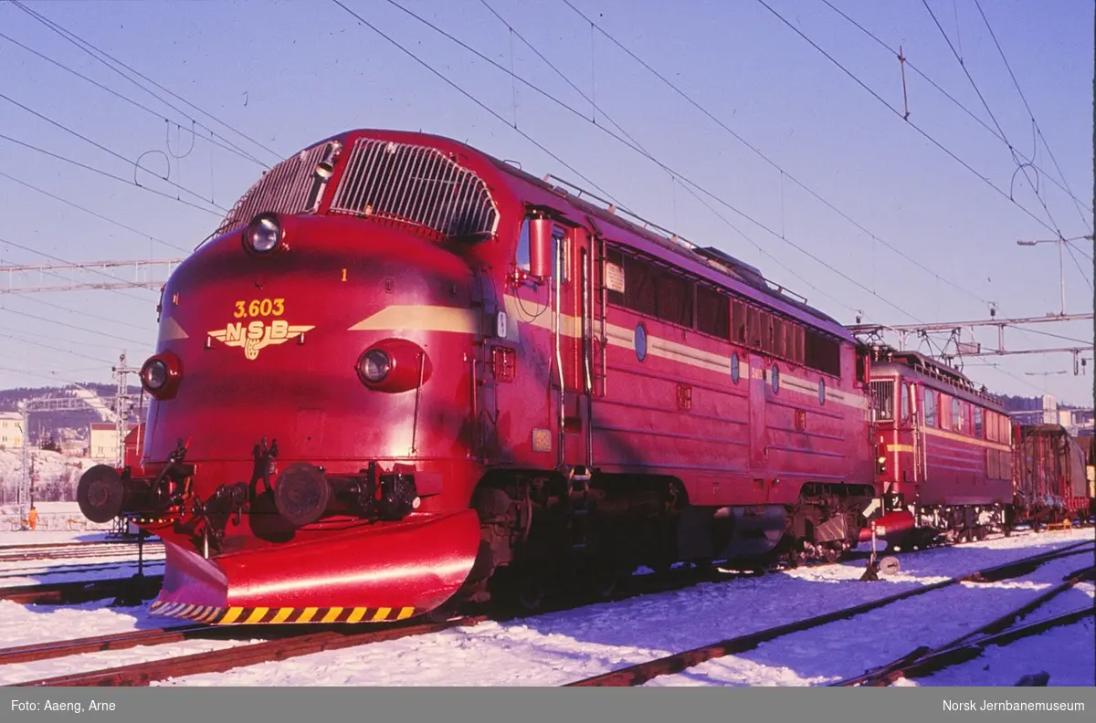 Diesellokomotiv Di 3 603 og elektrisk lokomotiv El 14 2177 med godstog på Alnabru