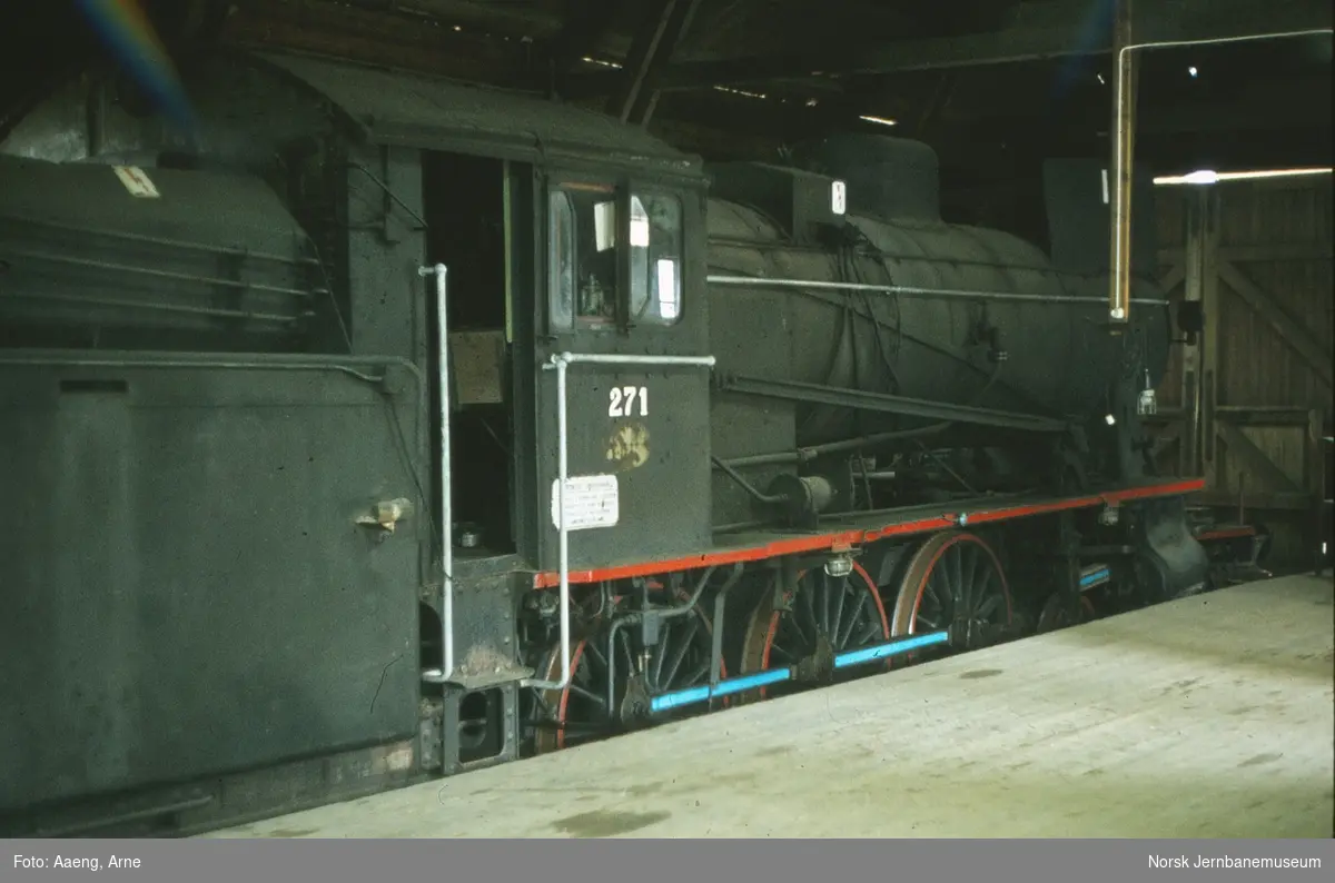 Damplokomotiv 30a 271 i godshuset på Gran stasjon på Gjøvikbanen
