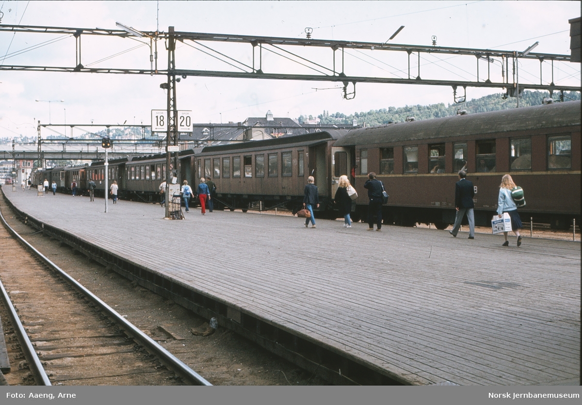 Innsatstog til Moss, tog 109 kalt "Ormen Lange", på Oslo Sentralstasjon
