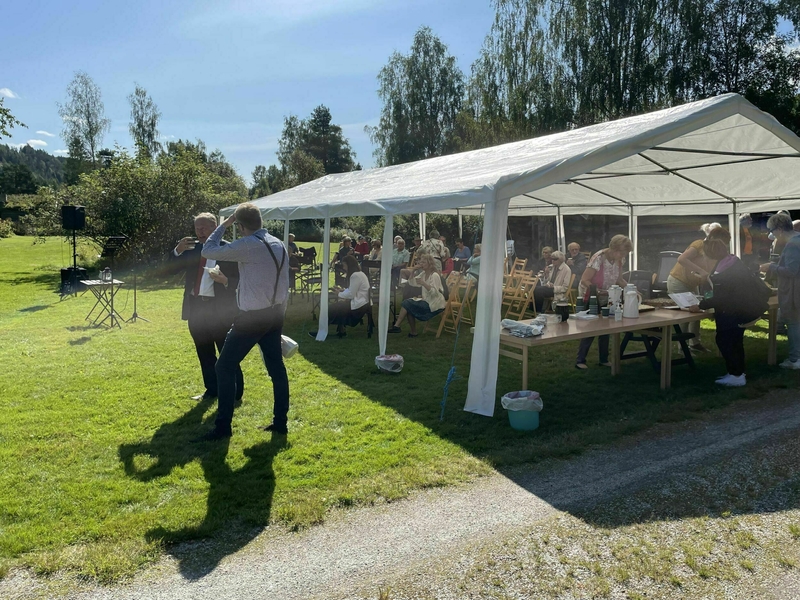 Gjester på jubileumsfesten på Rollag prestegård. Foto: OVF