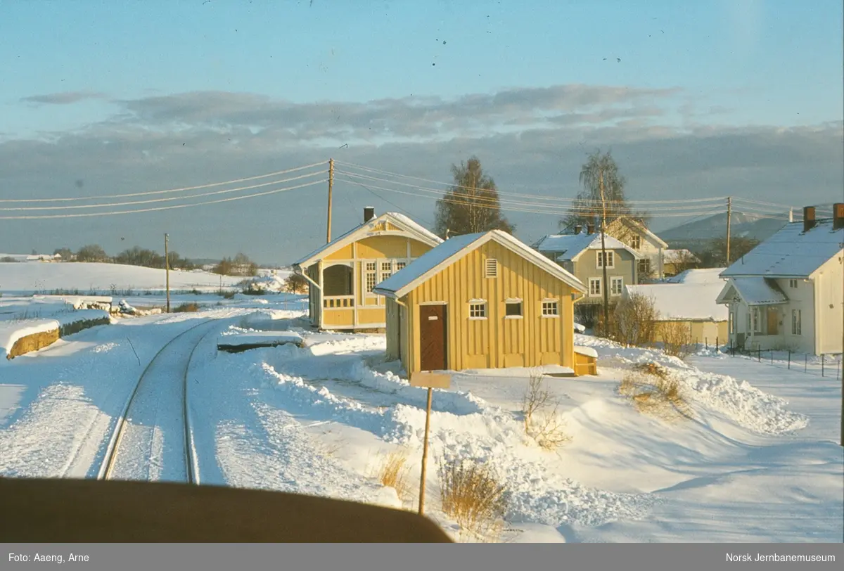 Kjøring av sporrensertog på Skreiabanen, her ved Kraby holdeplass. Utsikt fra diesellokomotiv Di 2 846