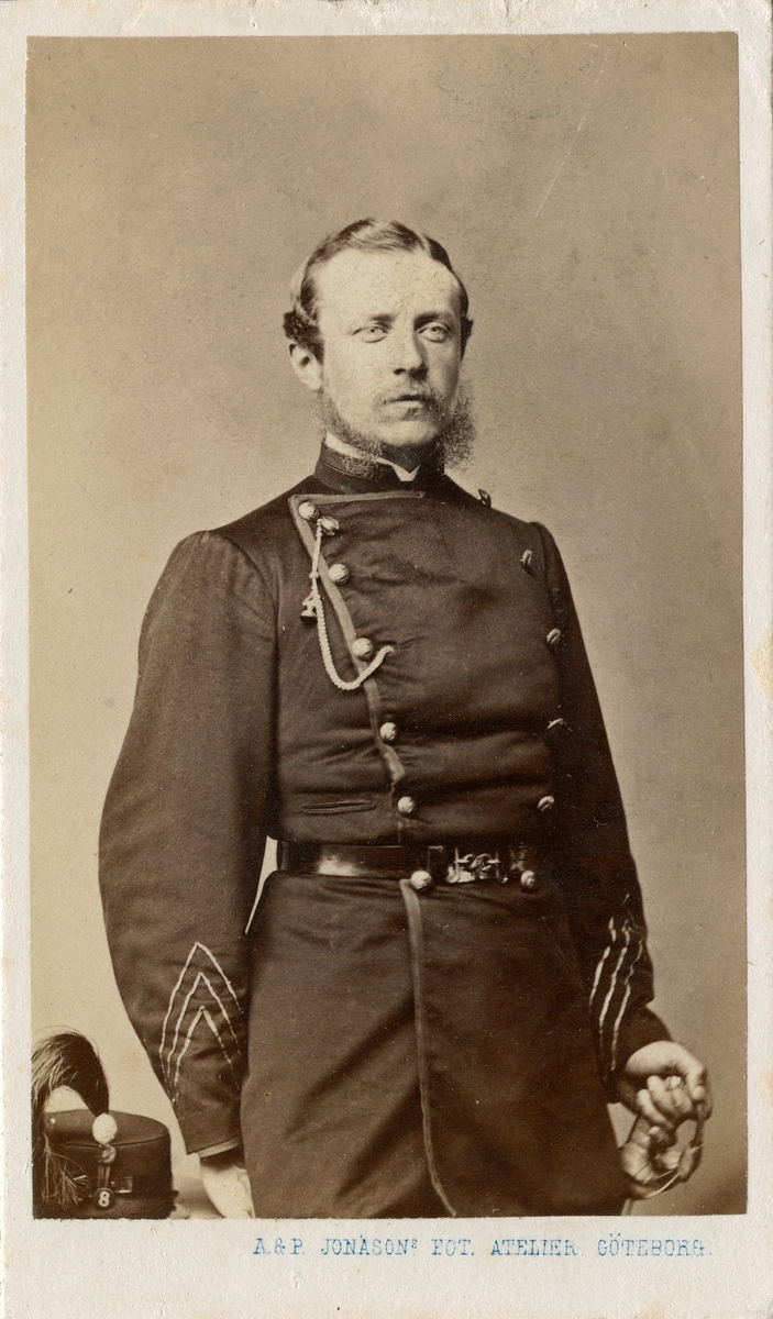 Porträtt av Fredrik Sebastian Adelsköld iförd skarpskytteuniform.