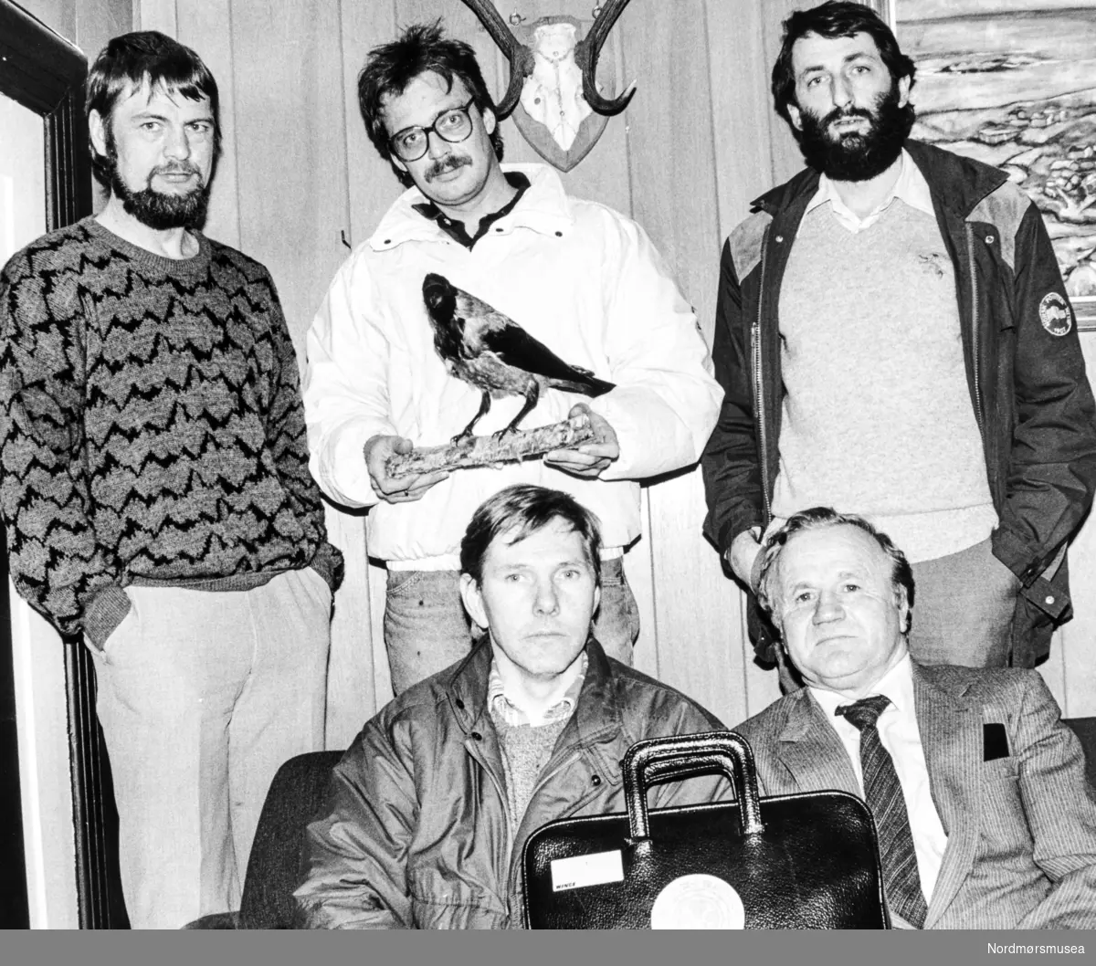 Ornitologer møter Harald Gjøstøl, Ap, (neste til høyre). Smølafolk?Bildet er fra avisa Tidens Krav sitt arkiv i tidsrommet 1970-1994. Nå i Nordmøre museums fotosamling.