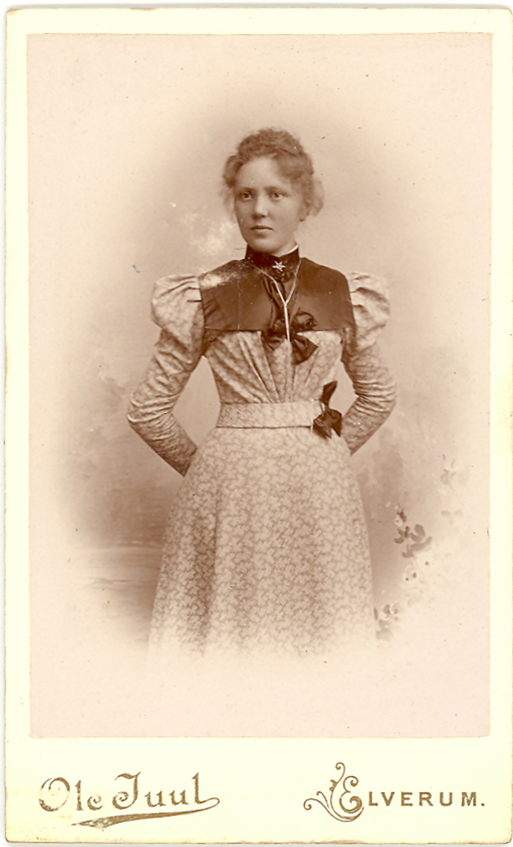 Portrettfoto av ung kvinne