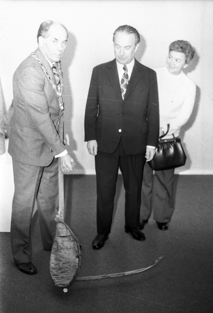Åpningen av utstillingen "Vestkarpatisk folkekultur".
Fra venstre: Bækken, amb. Sutka, fru Sutka.

Dato: 22.10.1976
(Foto: Østlendingen)