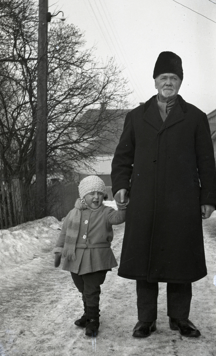 Tordis Terjesen samen med ein eldre mann ute på vinteren.