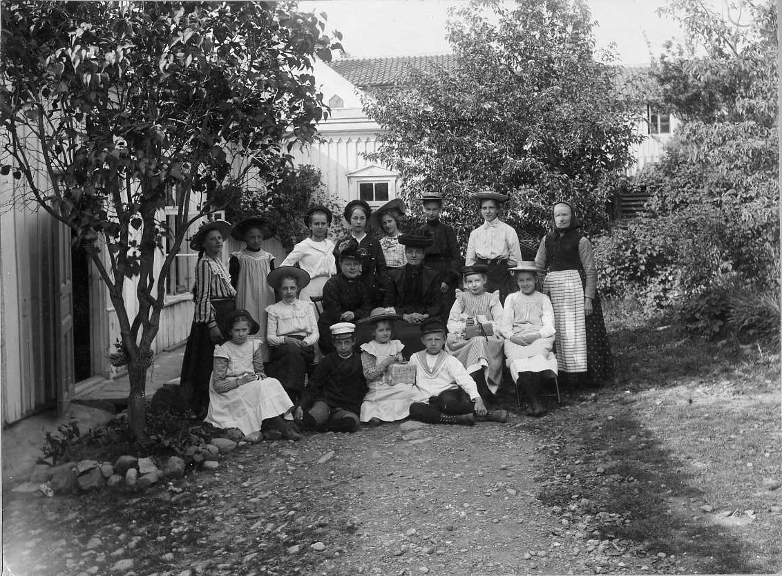 Elever, lärare och hushållerska vid fröken Valborg Francks privatskola i Gränna. De befinner sig i trädgården utanför skolan.