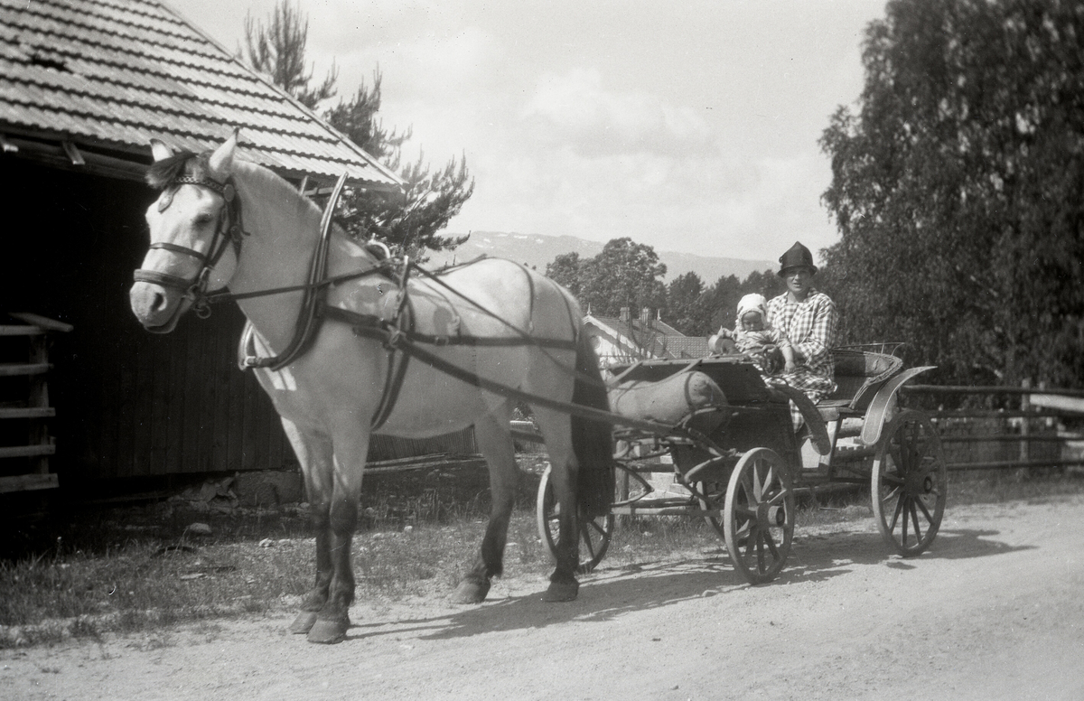 Astrid Margrethe og dotter Tordis køyrer med hest i 1926.  Skal vere tatt i Vrådal i 1927.