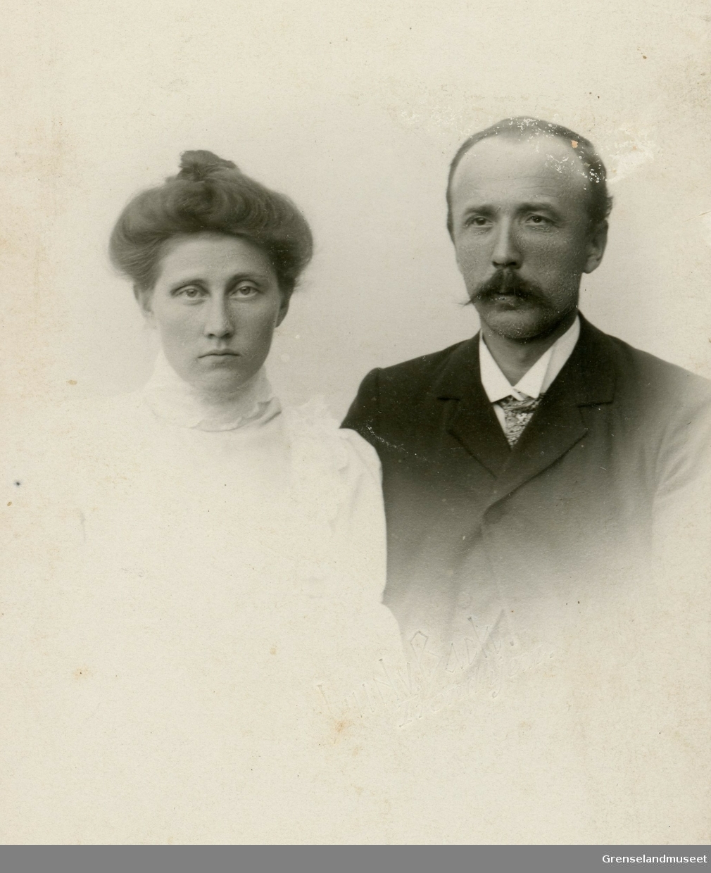 Portrett av Johan Bergersen og frue Elise Bergersen (født Haga). Johan var lærer på Stand i Pasvik.