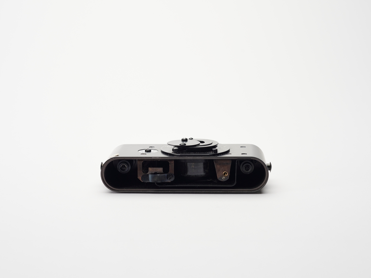 Dette er en Ur-Leica replika. Prototypen ble designet av Oscar Barnack i 1913. Replikaer ble produsert av Leitz slik at bl.a. museer kunne vise og fortelle om dette kameraets betydning for utviklingen innen kamerateknologi og fotohistorie.
Det første Leica-kamera, prototypen Ur-Lecia ble produsert i 1914, men ikke lansert før i 1923, grunnet første verdenskrig. Den første serien ble kalt 0-serie. På denne tiden var kameraene store, tunge og ofte vanskelig å håndtere. Oppfinner og fotograf Oskar Barnack (1879–1936) ved det tyske Ernst Leitz Optische Werke i Wetzlar, var både astmatiker og ivrig fjellklatrer og så derfor et behov for å lage et lettere og enklere kamera. Han klarte å kombinere et lite format med god optikk og konstruerte det som kom til å bli en av de mest populære kameraene gjennom tidene. Negativformatet var en doblet bildebredde på datidens vanlige kinofilm, som var 18 x 24 millimeter. Ved å bruke filmen horisontalt i stedet for vertikalt ble formatet til 24 x 36 millimeter.
Ernst Leitz lanserte Leica 1 på vårmessen i Leipzig i 1924. Navnet Leica er en komibinasjon av av ordene «Leitz» og «Camera». Leica 1 ble tatt godt imot av både amatører og profesjonelle fotografene som Robert Capa, André Kertész og Henri Cartier-Bresson.