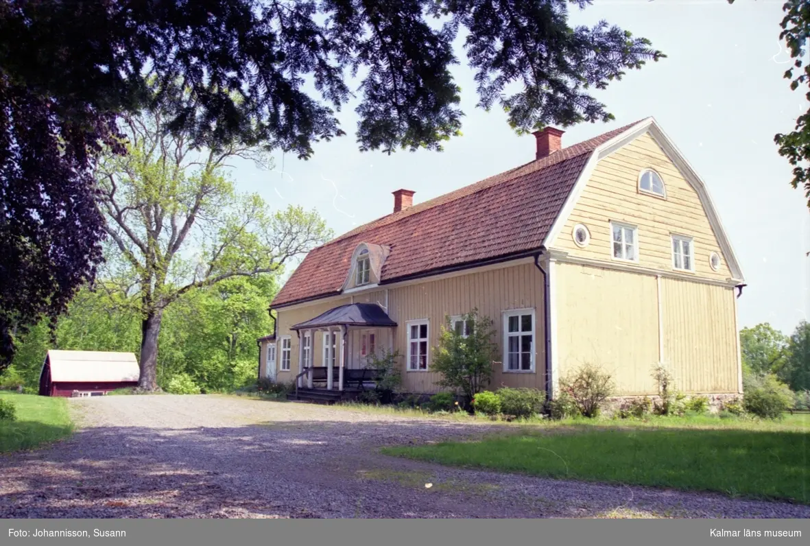 Hägerums gård, mangårdsbyggnaden. Observera panelen som lutar åt olika ...