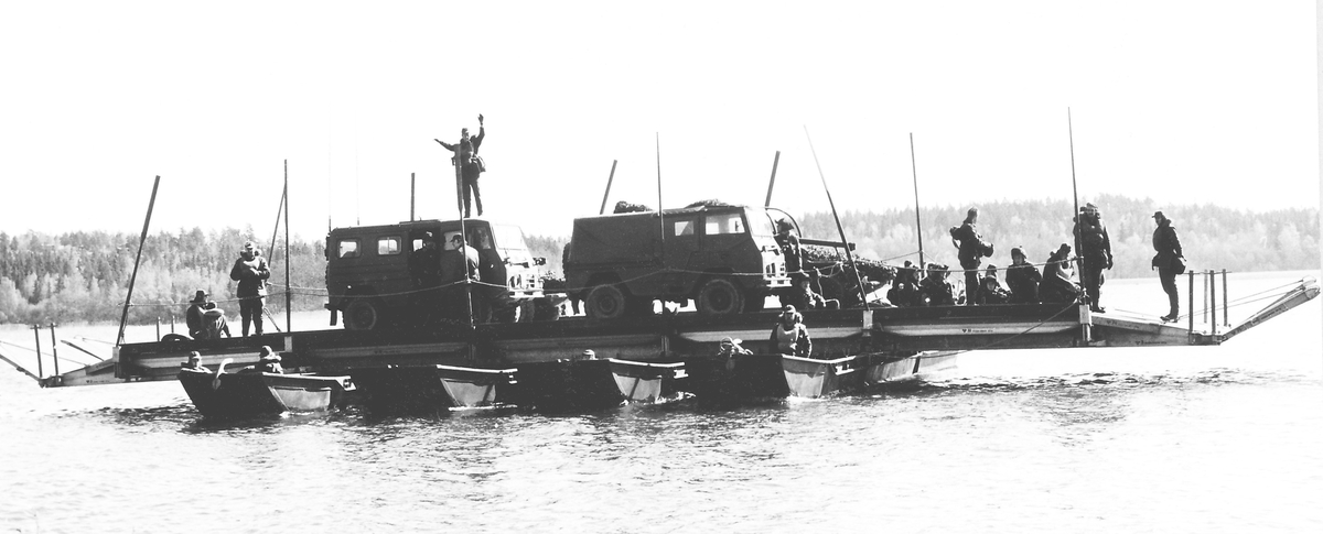 Utbildning i passage av vattendrag 1974

Passage av Strängnäsfjärden med fordon och trupp lastad på flytande Krigsbro 4, mellan Oxtorp, Sanda till Grusgropen på regementets norra övningsfält.

OBS. Två bilder