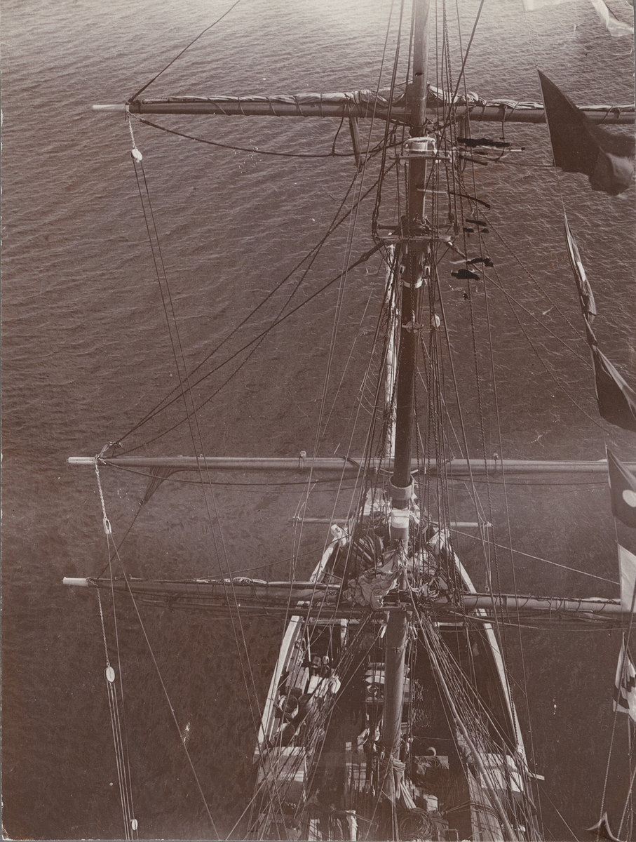 Fotografi från första svenska Antarktisexpeditionen 1901-1904. Motiv av fartyget Antarctic taget ovanifrån.