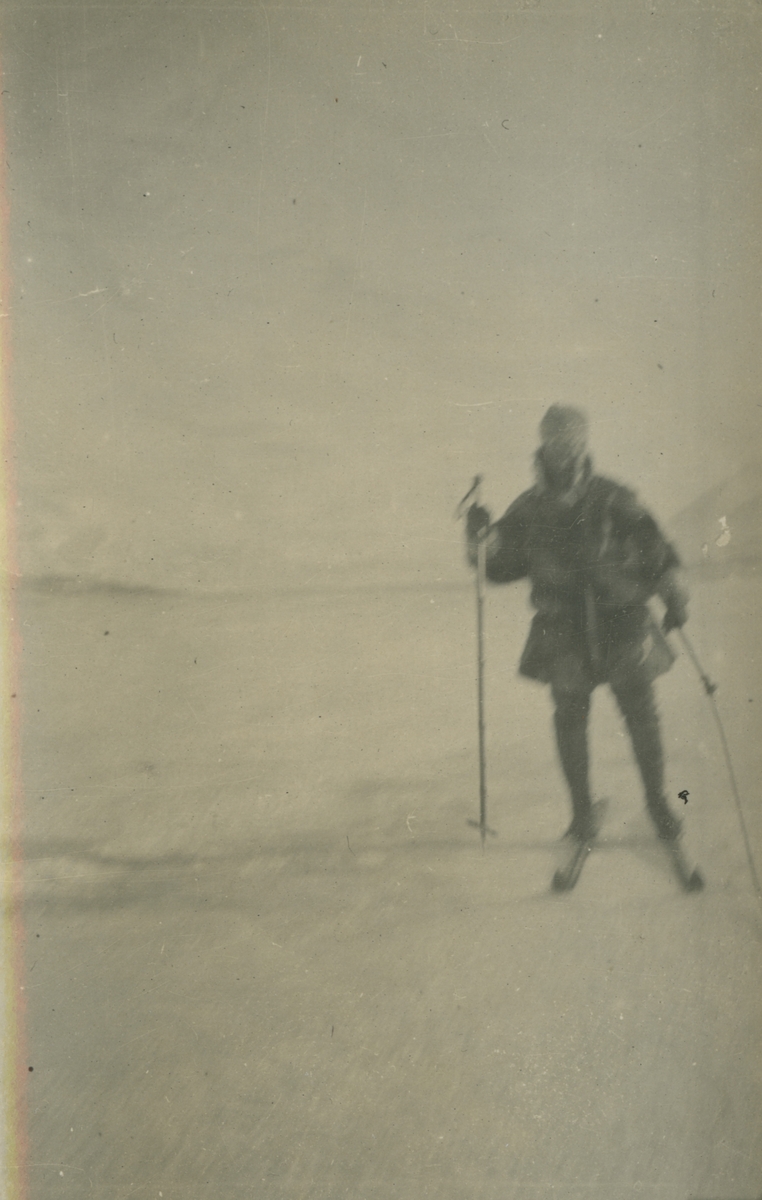 Fotografi från expedition till Spetsbergen. Motiv av skidåkare i ett snölandskap.