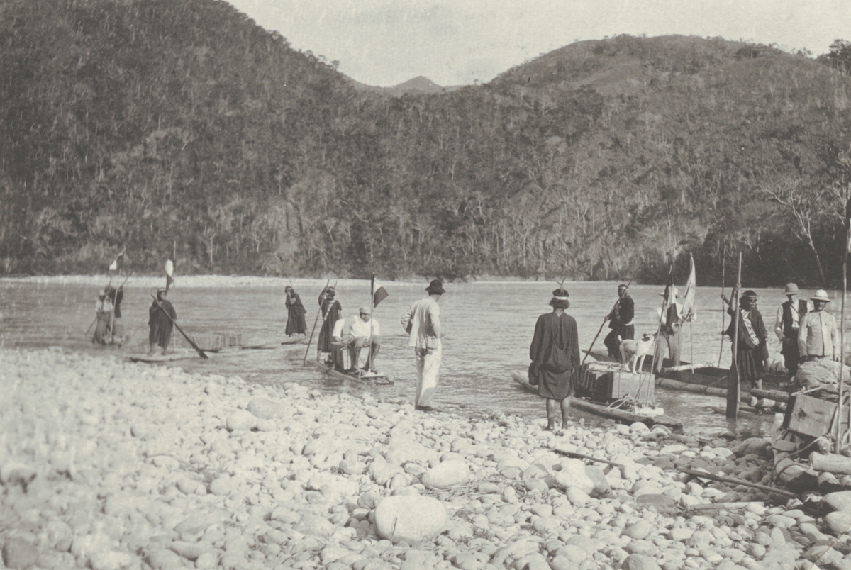 Fotografi från kuvert märkt med "Ernst Nordenskjöld". Motiv av expeditionsdeltagare på stenig strand vid flod i djungel.