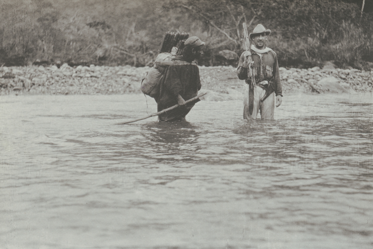 Fotografi från kuvert märkt med "Ernst Nordenskjöld". Motiv av expeditionsdeltagare i flod i djungeln.