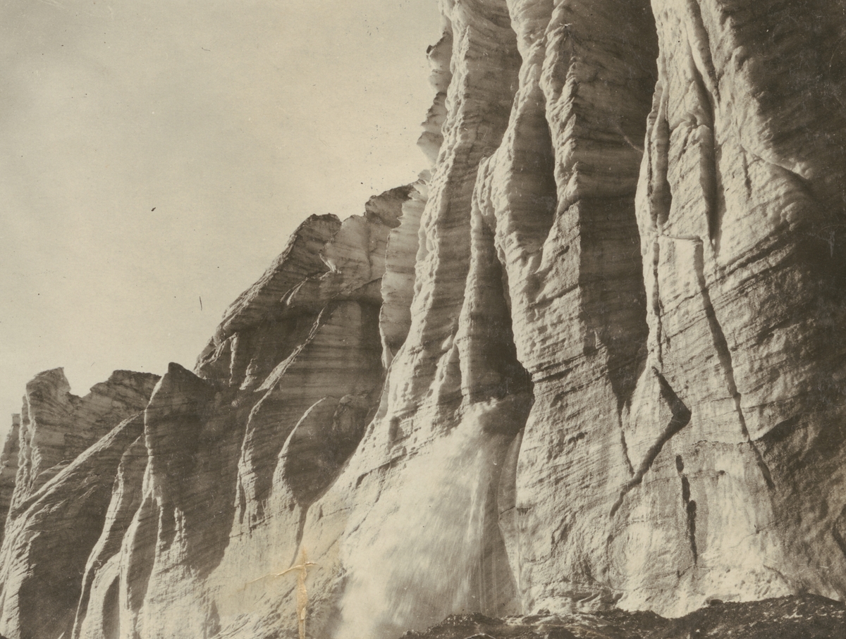 Fotografi från expedition till Sveagruvan. Motiv av vattenfall som forsar ut genom bergvägg.