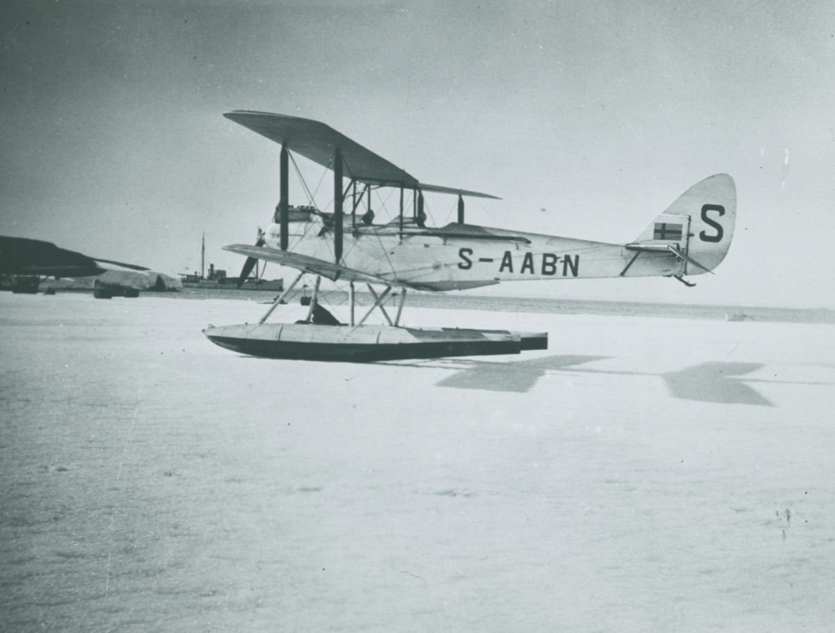 Glasnegativ med motiv av flygplan märkt S-AABN som landat på is.