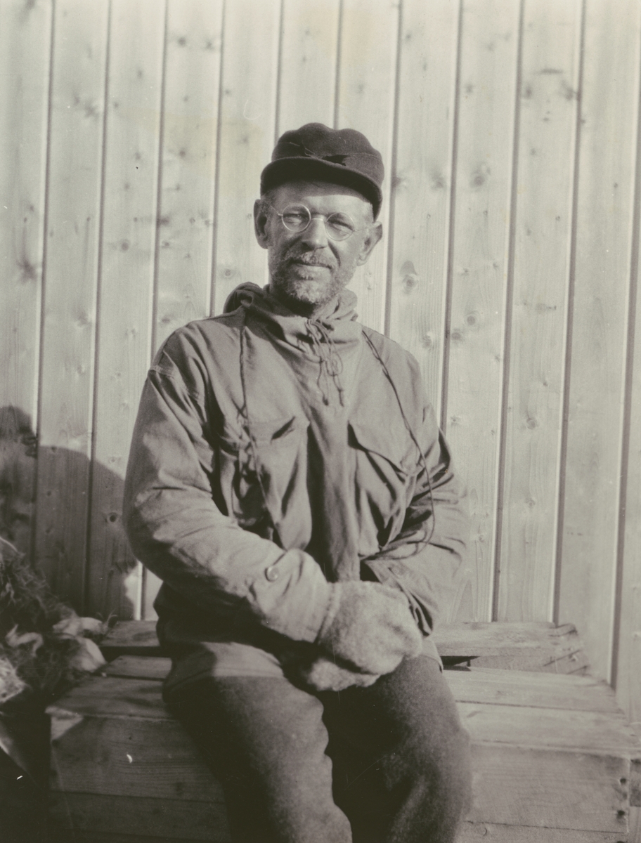 Fotografi från Ahlmannexpeditionen 1931. Porträtt av Hans Ahlmann.