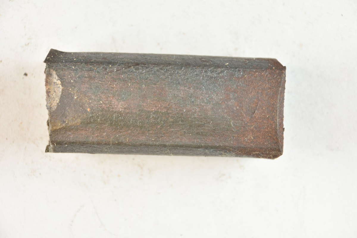 Prov på puddeljärn. Tillverkat i Surahammar år 1853. Med lapp märkt: "Puddeljärn från Surahammar 1853".