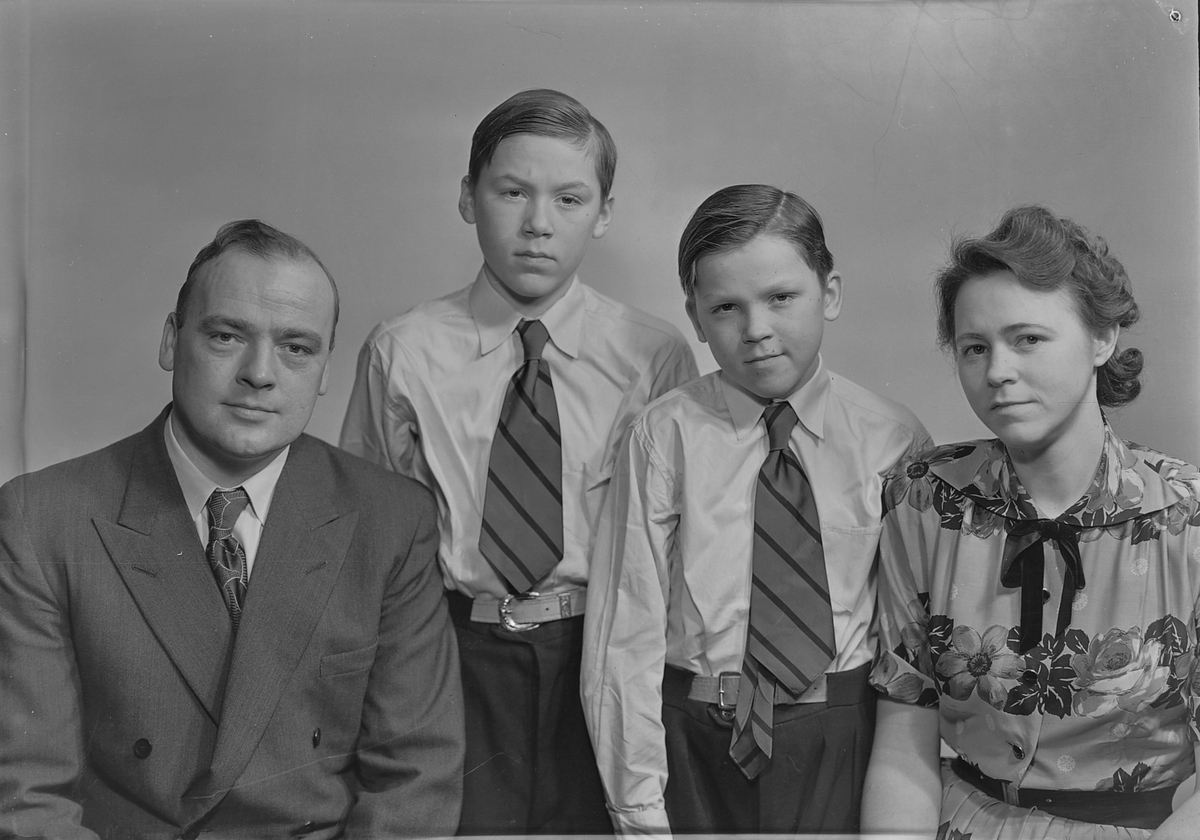 Gunnar og Hildur Anbakk med sønnene Terje og Torgeir