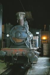 Utrangert damplokomotiv type 23b 443 i lokomotivstallen på K