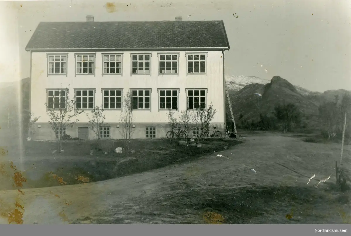 Saursfjord skole, bygget i 1938. Tredelt skole med gymnastikksal og lærerbolig i andre etasje.