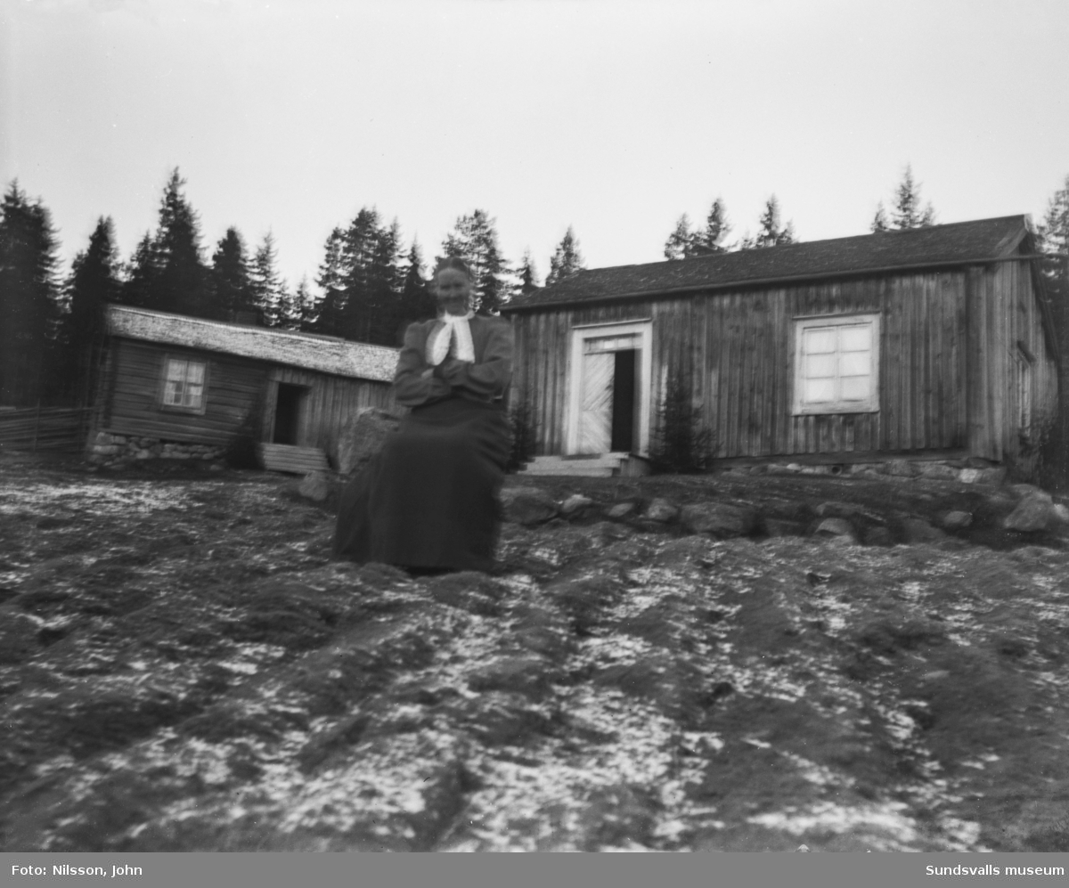Märta Byström sitter på en sten framför sin bostad Tjärntorpet i Roken, Laggarberg. På den andra bilden en liknande vy men vid en annan årstid.