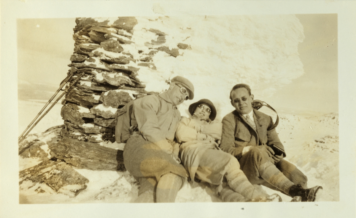 Tre ungdommer på påskeferie på Fefor i Vinstra. Her ved varden på Ruten i Oppland. Fra venstre Heuch Bugge, Lucy Egeberg og Erling Bredal. Fotografert påsken 1926.