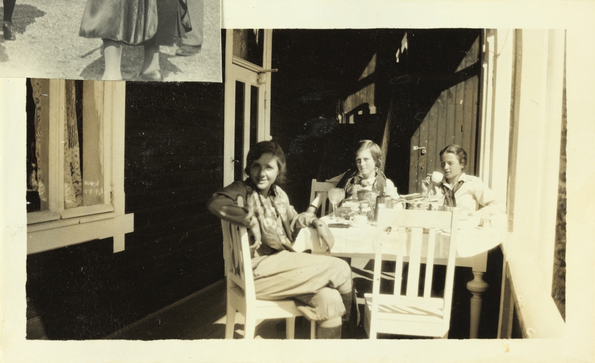 Sisken Skjelderup, Mimi Egeberg og Lucy Egeberg slapper av på veranda på Vatnahalsen hotell i Myrdal, etter å ha gått opp Flåmsdalen. Fotografert juli 1926.