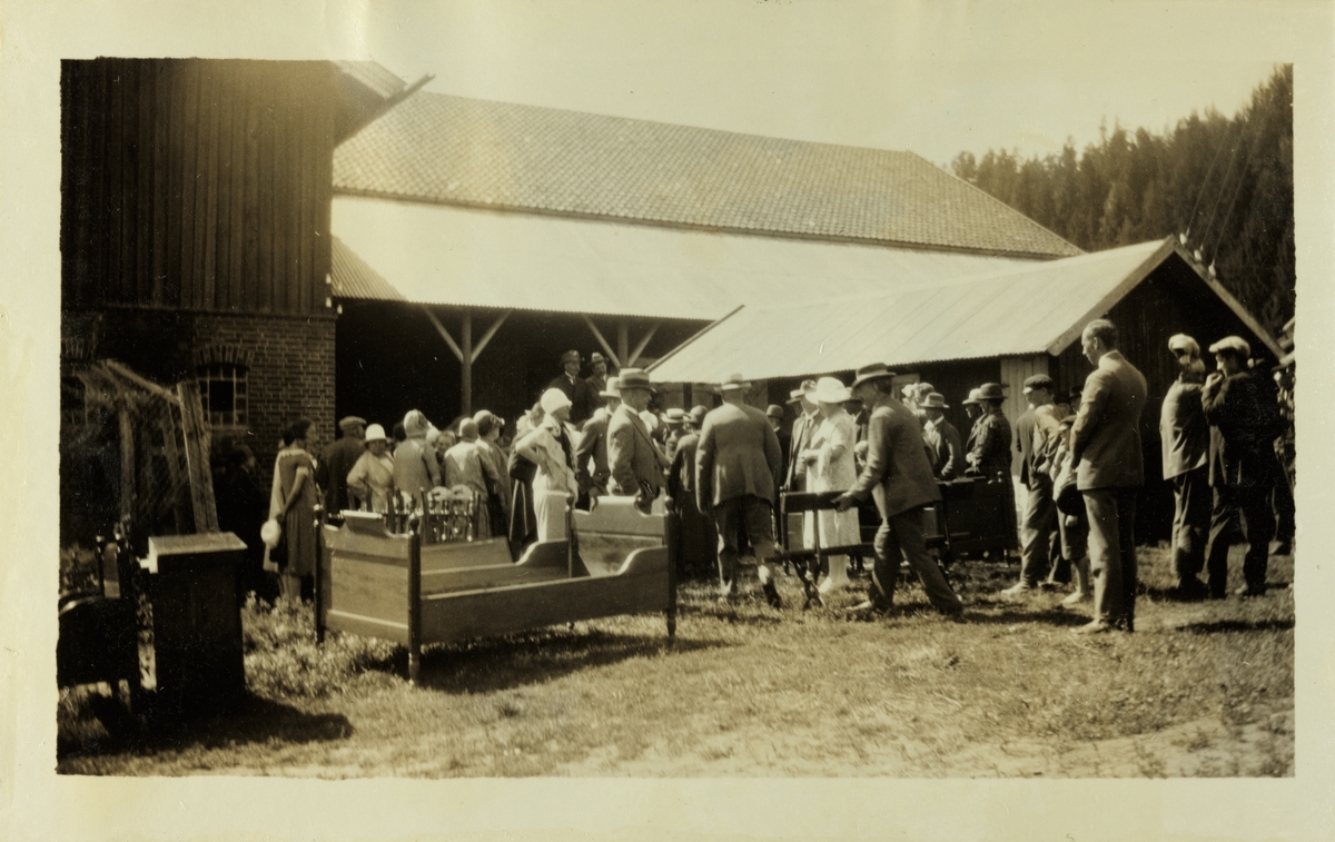 Auksjon på Eikli gård i Ringerike, Buskerud. Antagelig fotografert 1926.