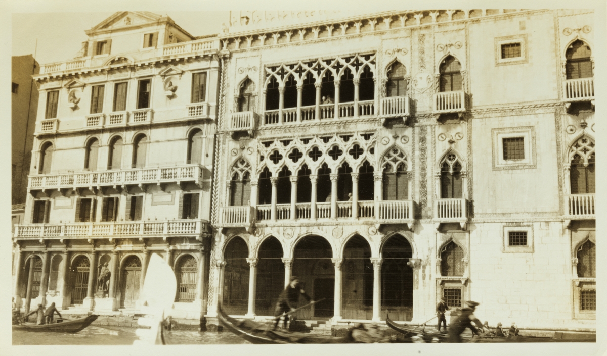 Palasser i Venezia. I forgrunnen gondoler på kanalen. Fotografert påsken 1927.