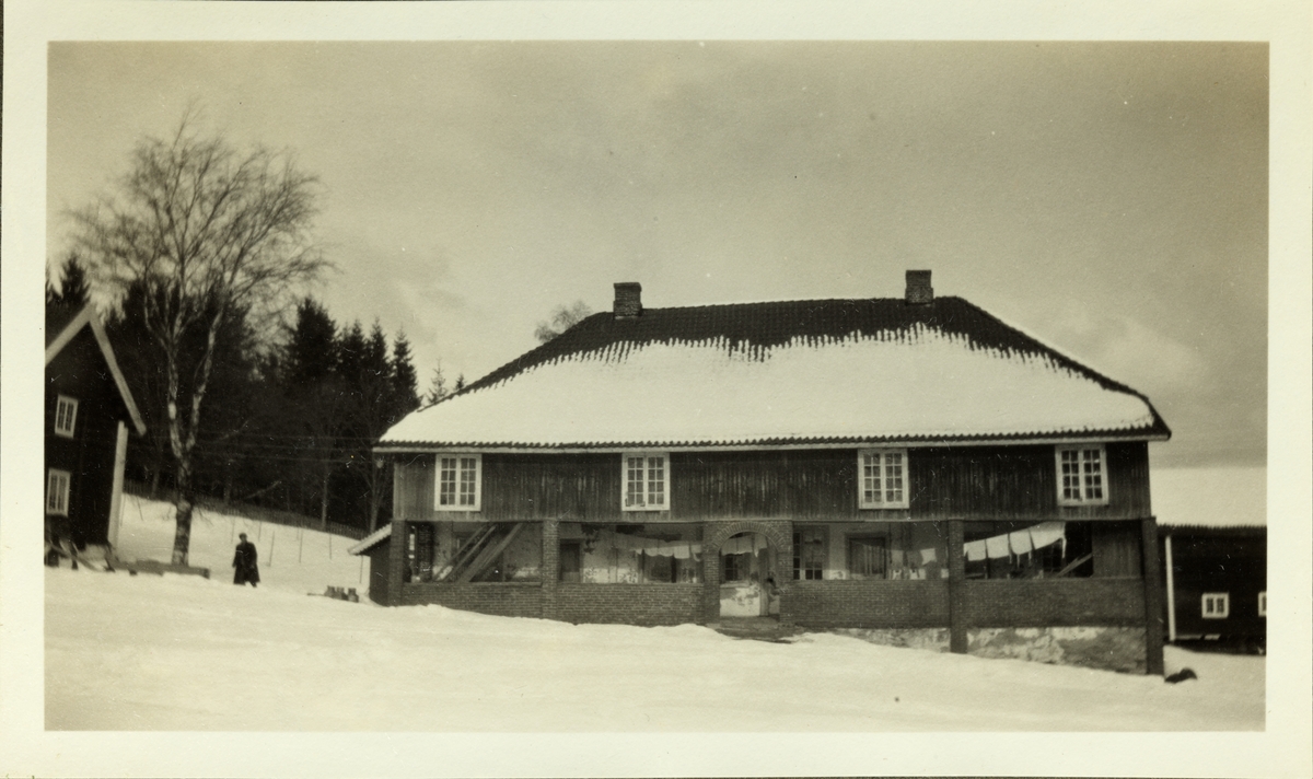 Våningshus på Opset gård i Grue, Hedmark. Klesvasken henger til tørk i svalgangen. Fotografert vinteren 1928.