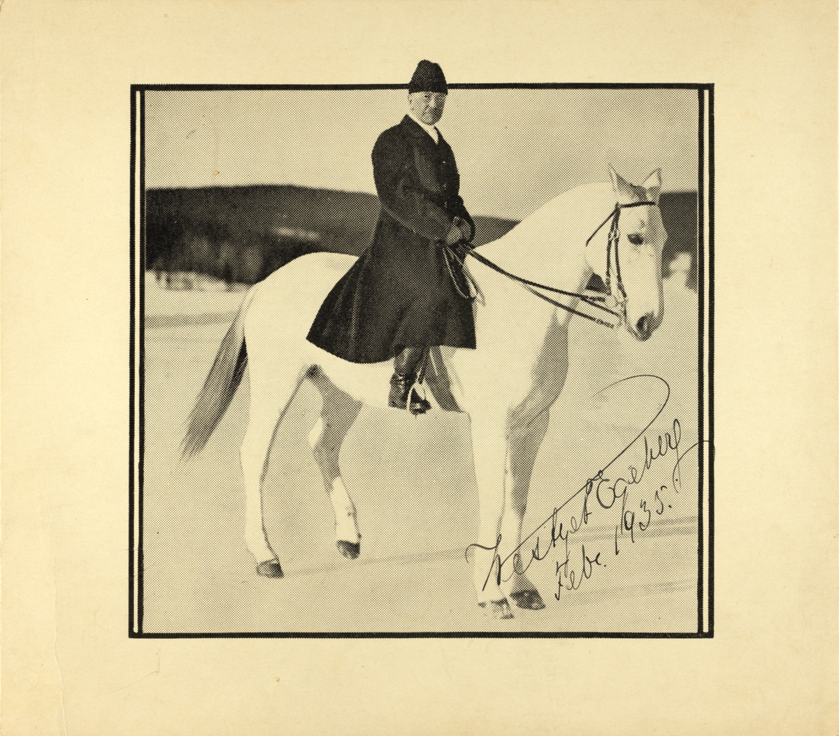 Portrett av Westye Parr Egeberg til hest. Fotografert februar 1935.