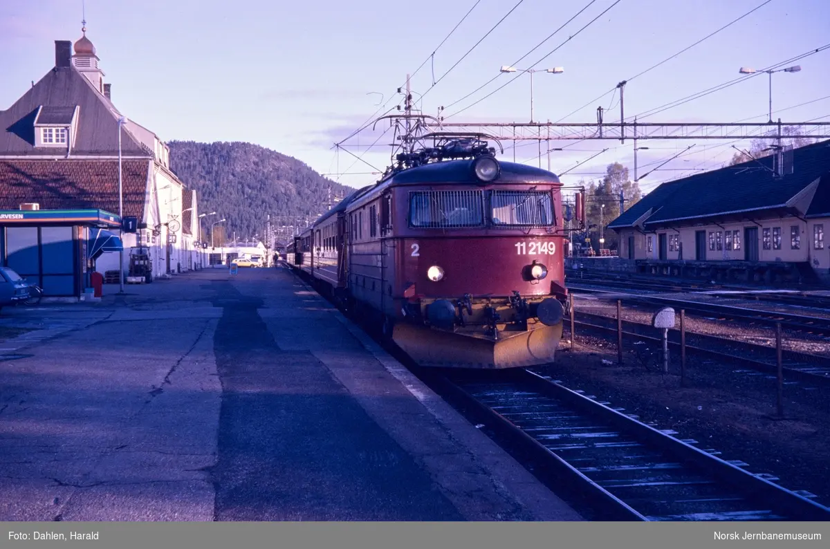 Elektrisk lokomotiv El 11 2149 med persontog til Oslo, trolig tog 526, på Kongsberg stasjon
