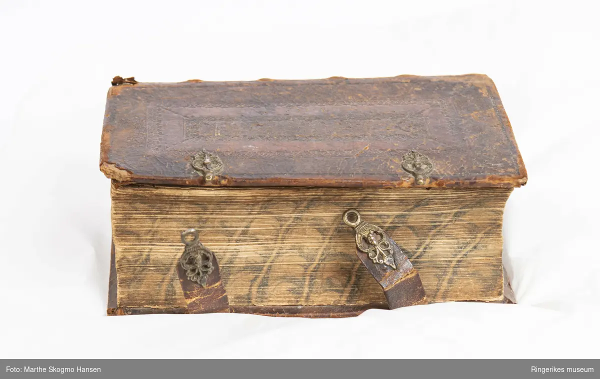 Den sande Christendom. Trykket i København i 1739. Tykk bok med over 1223 sider. Lærpermer med utskåret mønster. Permene lukkes med to lærreimer med mønstret metallbeslag. Bokens papirsider er dekorert med mønster på utsidene.