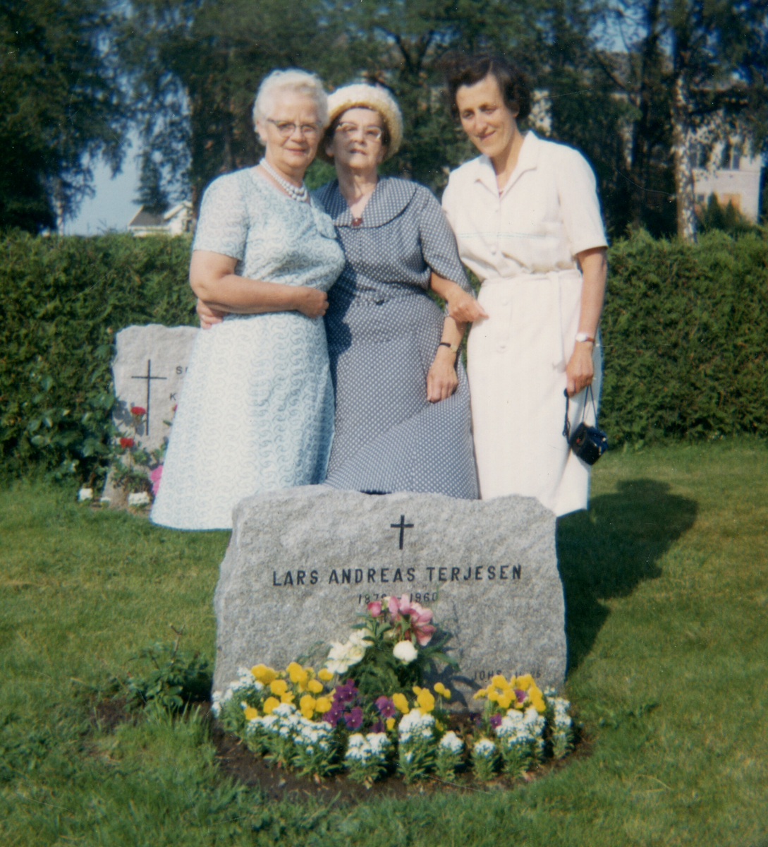 Familie på grava til Lars Andreas Terjesen.  Enka Astrid Margrete og dotter Tordis er med på bilda.