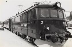Elektrisk lokomotiv El 11 2102 med persontog retning Oslo på