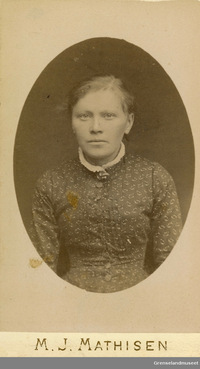 Portrett av Frk Jørgensen, lærerinne i Sandnes og Langfjorddalen i Sør-Varanger. Her fotografert rundt år 1890.