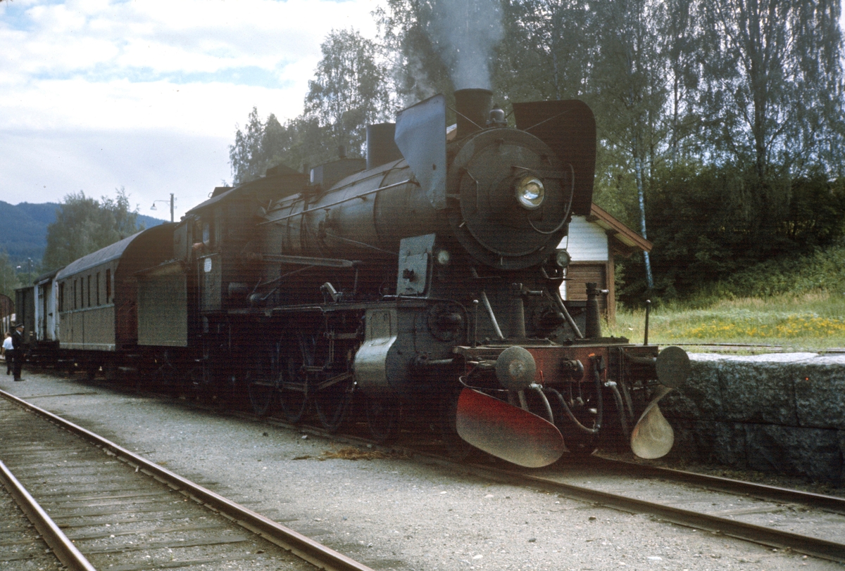 Damplokomotiv type 30b nr. 347 med godstog ved lasterampen på Skreia stasjon