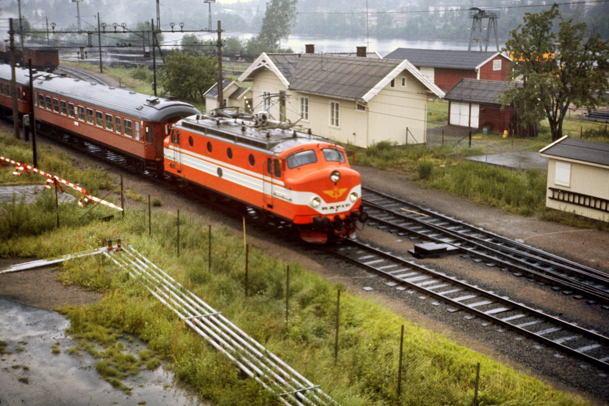 Ekspresstog fra Oslo Ø til Stockholm kjører ut fra Kongsvinger stasjon. Toget trekkes av svensk elektrisk lok type Ra