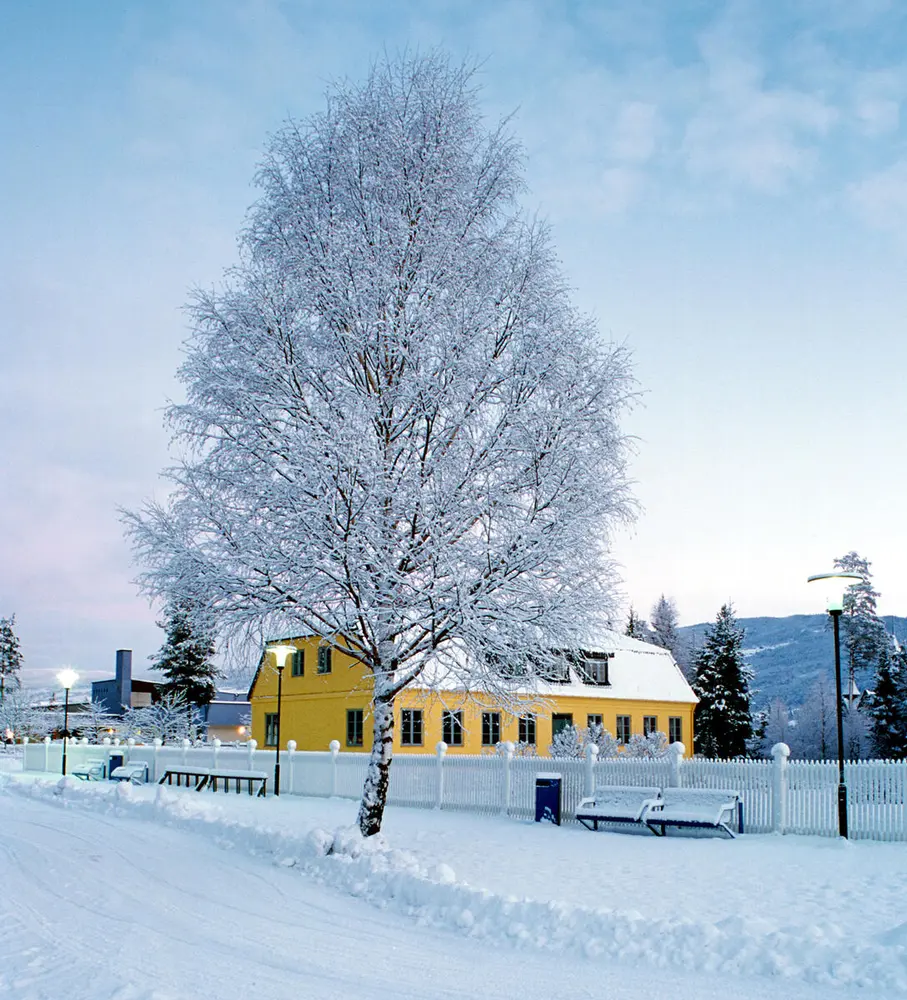 Bildet viser Lysaker gjestgiveri i vinterlandskap