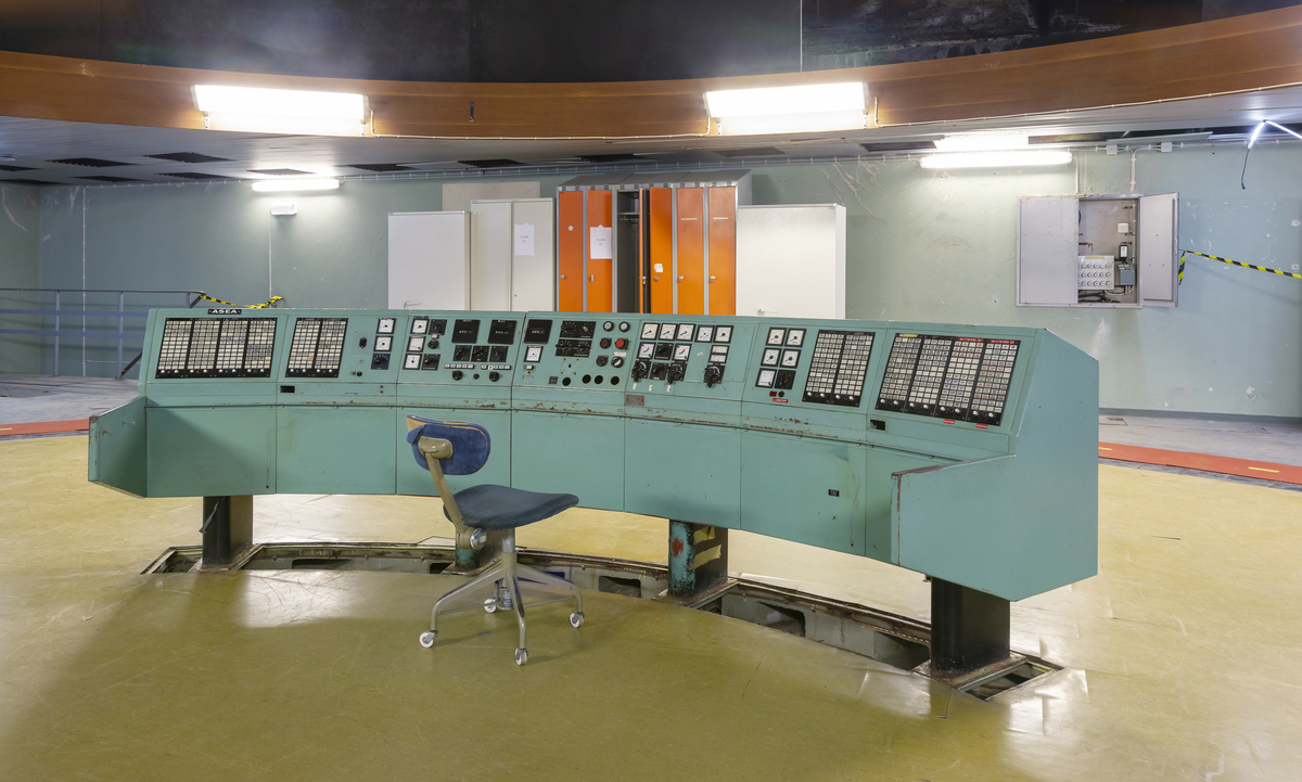 Kontrollbord för kärnkraftverk, består av:'
TM48431:1 Pult (vänster)
TM48431:2 Pult (höger)
TM48431:3 Bordsskiva
TM48431:4 Hurts
TM48431:5 Hurts