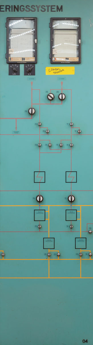 Skåp (höger del) till system som visar sprickdetektering. Hör till TM48444:1 Skåp (vänster). Text överst: "ERINGSSYSTEM", nedre högra hörn "04"
Stativ i grönlackad plåt innehållande elektronik. Panel med vred, instrument och lampor samt färgmarkering av system i kärnkraftverk.